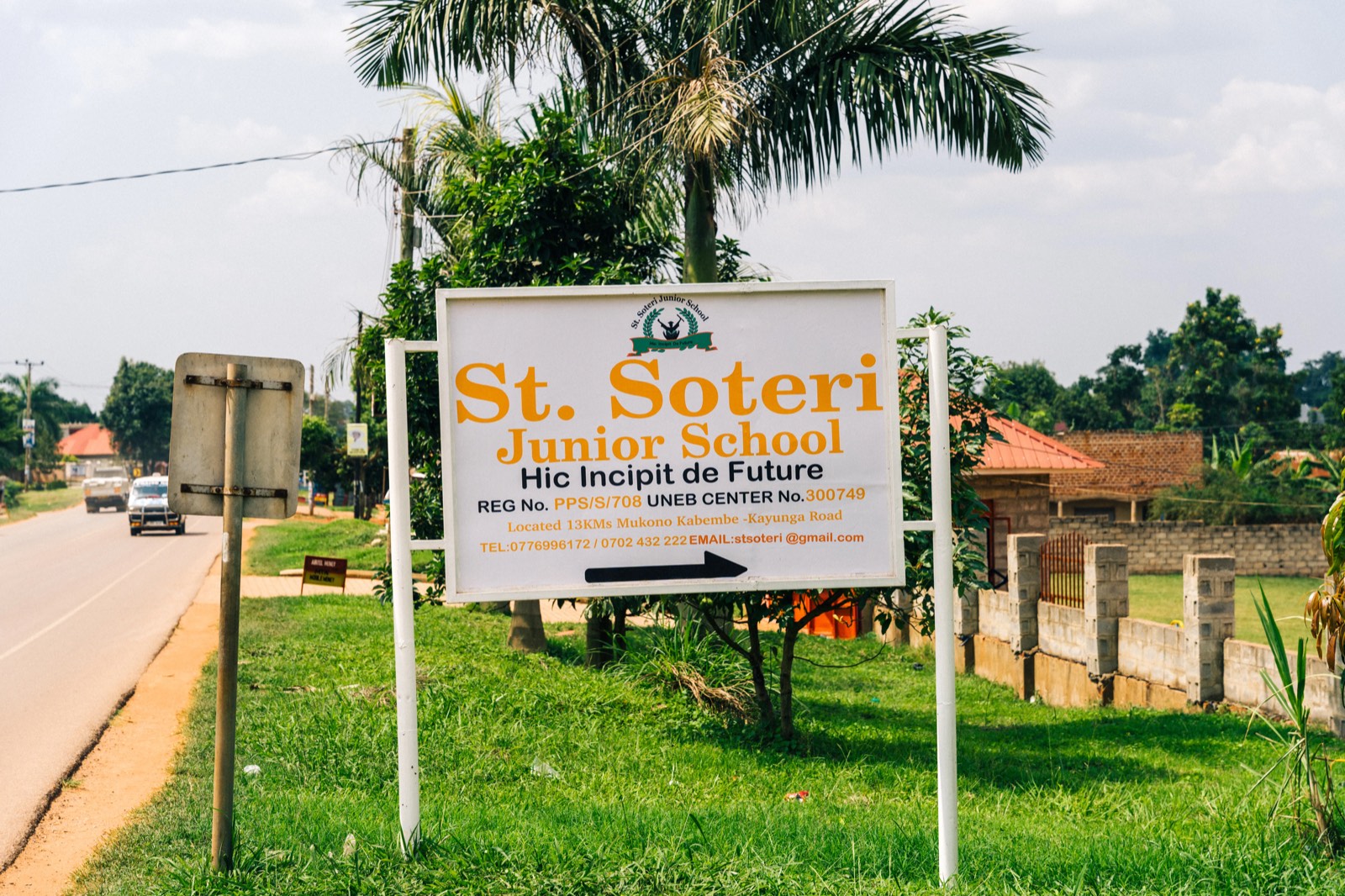 Schild der St. Soteri Junior School an einer Straße, mit dem Hinweis Hic Incipit de Future.